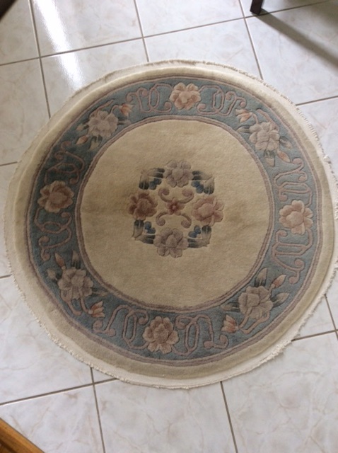 Round rug damaged fringing