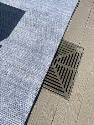 Rug for outdoor terrace cutting and binding to fit the water drain